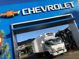Camion saliendo del centro de servicios 